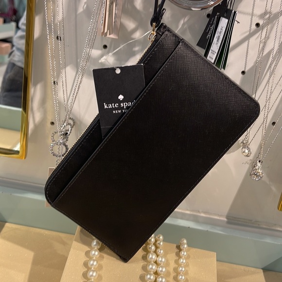 Kate Spade Lucy Medium L-Zip Wristlet
COLOR:
Black (Non Glitter)
NWT - Picture 11 of 16